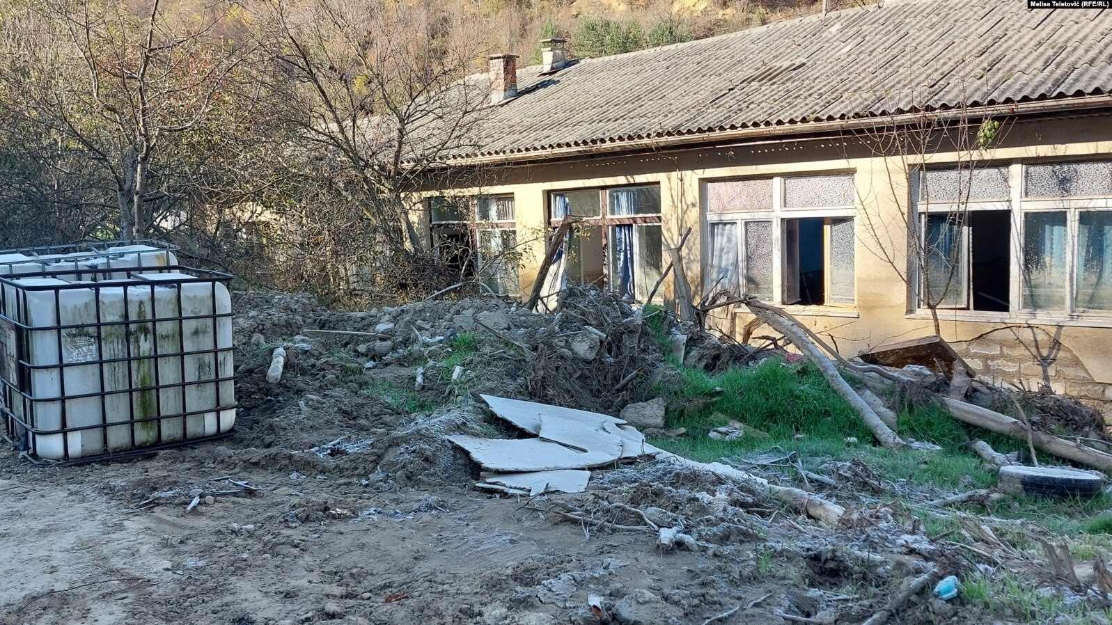 Polusmrznuta burad jedini izvor pitke vode za mještane pojedinih sela stradalih u poplavama u BiH